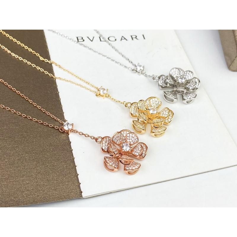 Bo*te*ga venenta necklaces